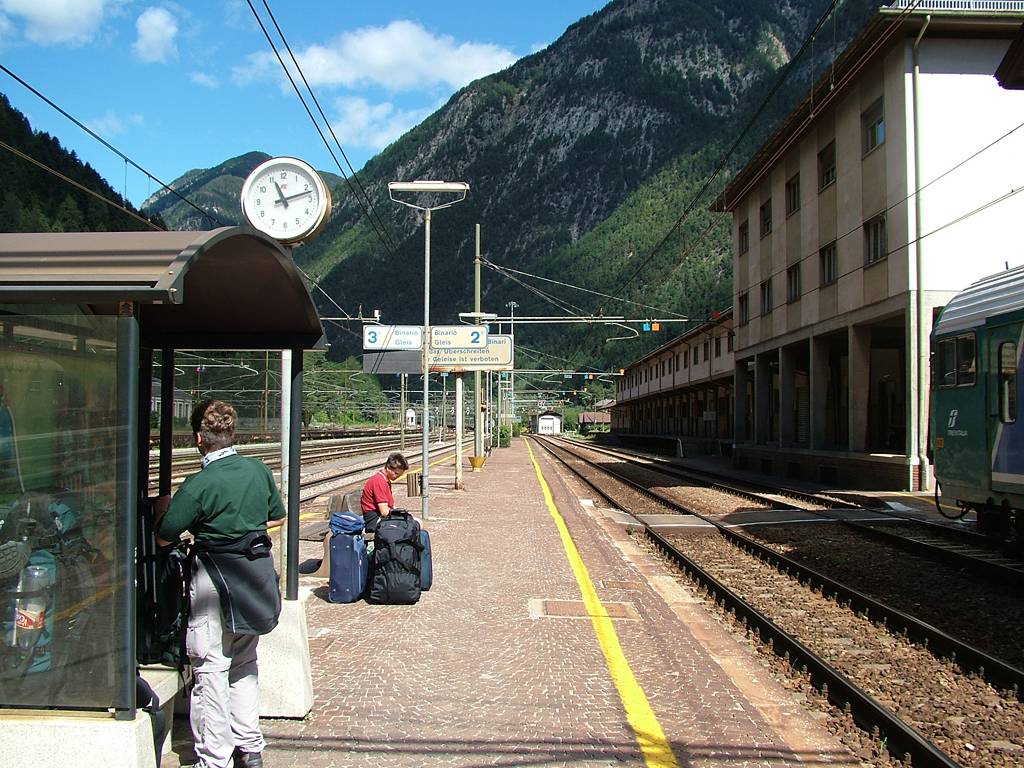 Wir sind in Franzensfeste/Fortezza. Rechts steht unser nächster Zug, aber das wissen wir nicht und erwarten ihn auf Gleis zwei.