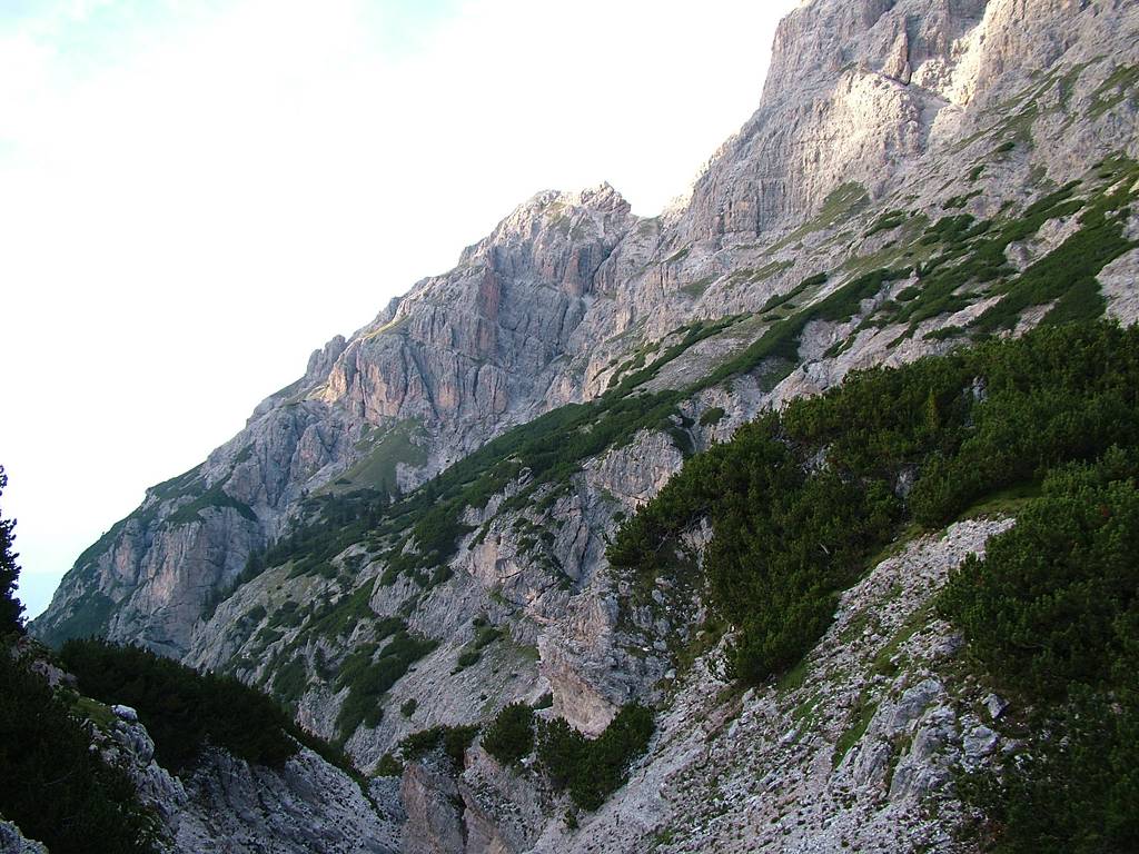 Links der Birkenkofel [Croda die Baranci, 2560m], rechts das Massiv des Hochebenenkofel [C. Piatta Alta, 2905m].