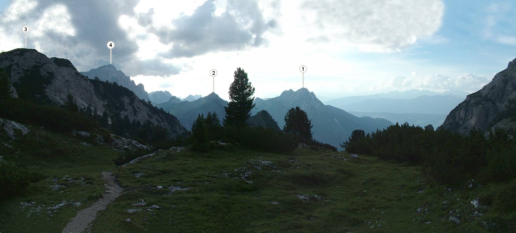 Noch einmal der abendliche Blick nach Norden vom Mitteralplsee aus. In der Bildmitte der (1) Sarlkofel [2378m], links der (2) Kasam&uuml;tz [2333m], im Vordergrund links die (3) Nasswand [Croda Bagnata, 2264m] und dahinter der (4) D&uuml;rrenstein [Picco di Vallandro, 2839m].