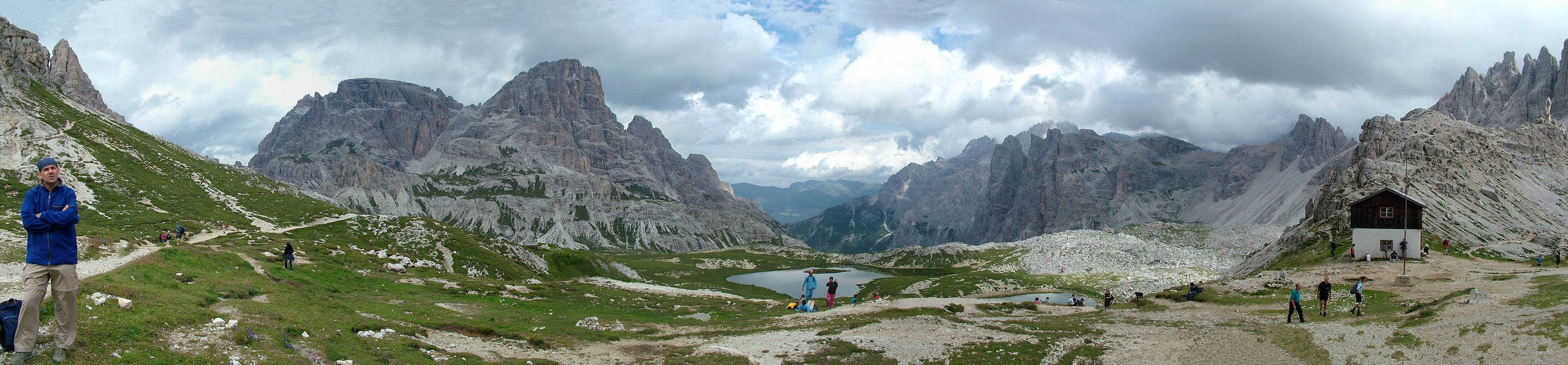Ein schönes Panoramabild nach Osten mit den beiden Bodenseen [Lago dei Piani].