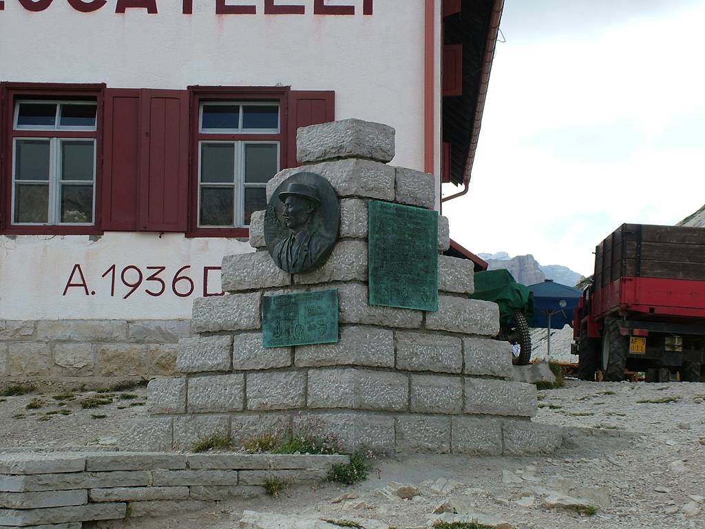 Der Gedenkstein für Sepp Innerkofler aus Sexten, der von 1898 an hier Hüttenwirt war und 1915 bei einem Angriff auf die Italiener am Paternkofel ums Leben kam.