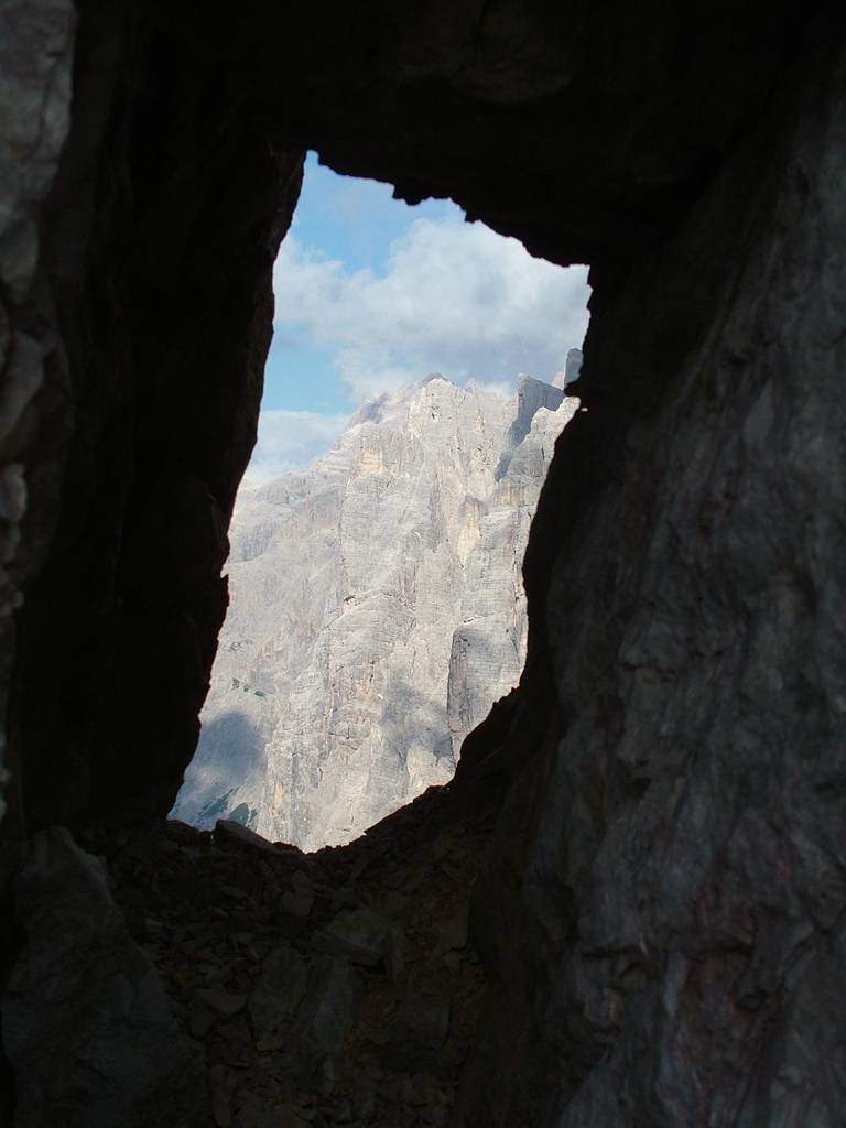 Blick aus einem Tunnelfenster in Richtung Forc Pian di Cengia.