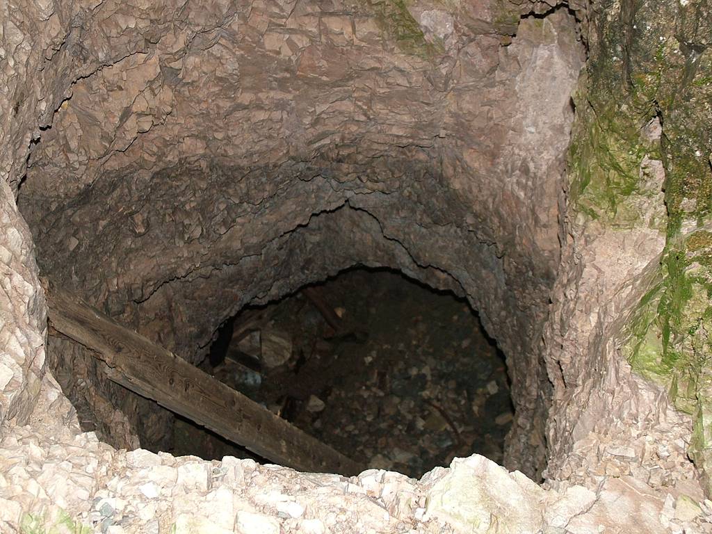 Als erstes entdecken wir in einer Höhle am Fuß des Toblinger Knotens diesen Einstieg in tiefer gehende Schichten.