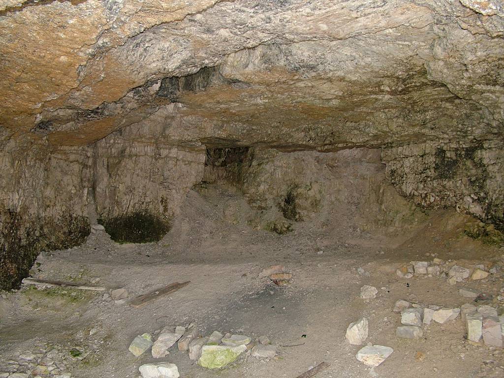 Eine der Höhlen am Fuß des Sextnersteins.