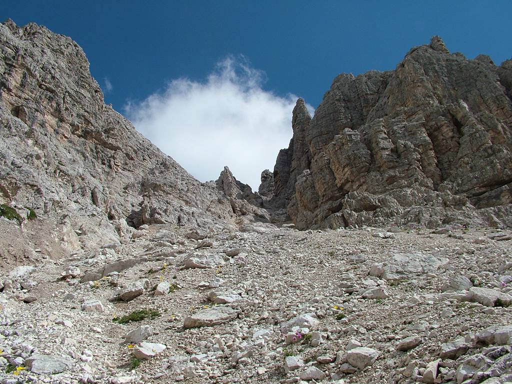 Der Klettersteig führt dort hinauf zur Gamsscharte [Forc. de Gamoscio, 2712m].