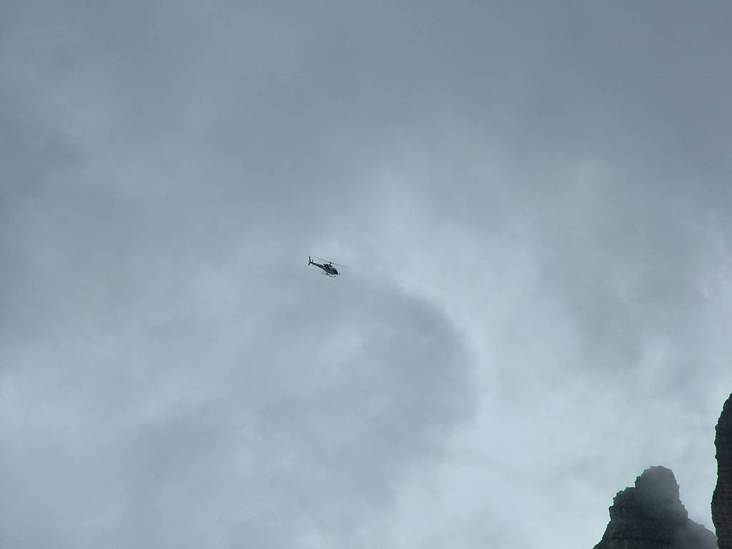 Plötzlich taucht dieser Hubschrauber vor den Drei Zinnen auf.