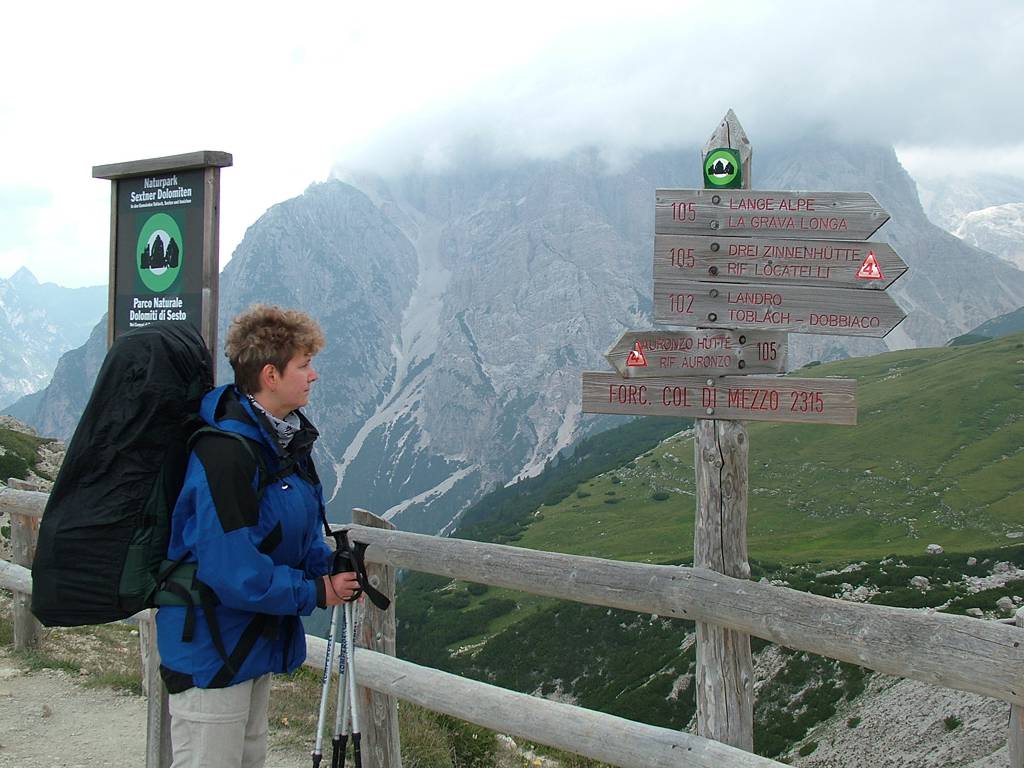Wir sind auf dem Sattel, der Forc. col di Mezzo heißt und 2315 Meter hoch liegt. Es nieselt, wir haben uns regenfest gemacht.