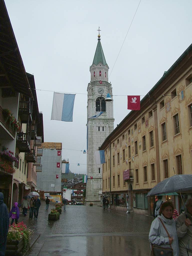 Vorbei am Kirchturm.