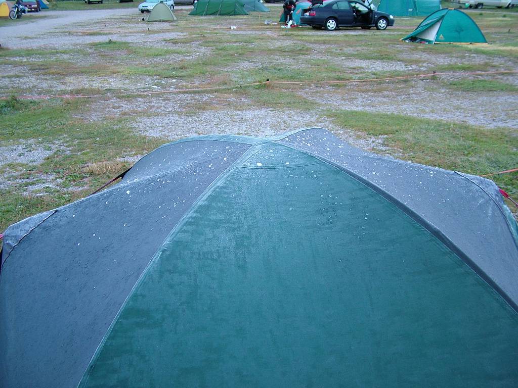 Eisperlen auf dem Zelt.