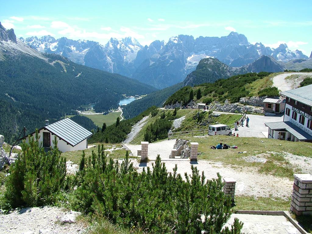 Der Blick von der Kapelle aus hinunter zum Misurina-See ist einmalig.