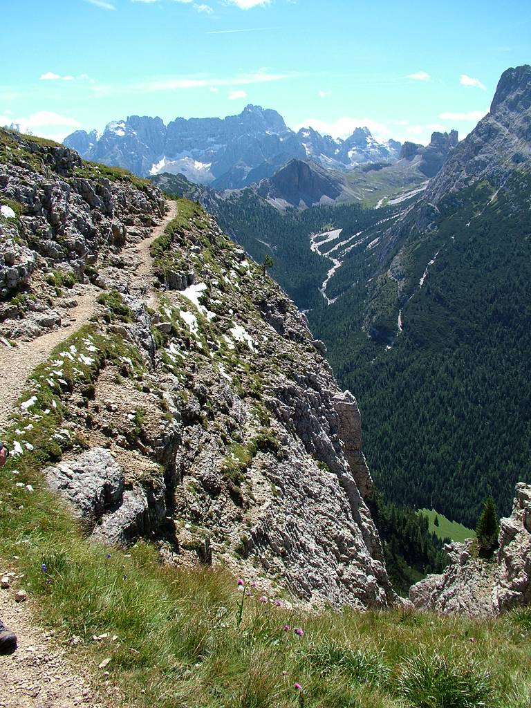 Der Weg zum Plateau mit den Stellungen verläuft an der Felskante entlang. Man hat hier einen schönen Blick hinunter ins Tal "Val Popena Auta".