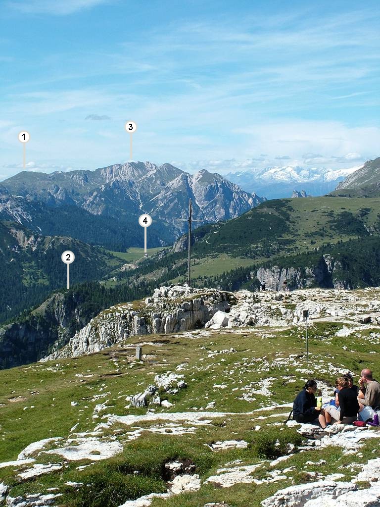 Am westlichen Rand der Hochebene steht dieses Kreuz. Es ist zu sehen: (1) Gumpalboden [Campale, 2340m], (2) Geierwand [Col di Specie, 2100m], (3) Rauhe Gaisl [Croda Scabra, 2181m], (4) Dürrensteinhütte [Rif. Vallandro, 2028m] und ganz in der Ferne sieht man die Zillertaler Alpen.