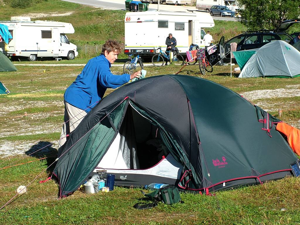 Wir wollen nicht warten, bis unser Zelt in der Sonne "naturgetrocknet" ist. Deshalb hilft Evi ein wenig nach.