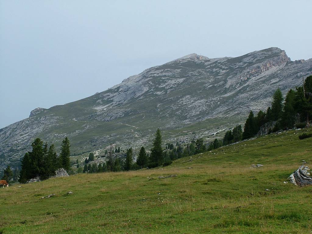Dort hinauf wollen wir, auf den Dürrenstein [Picco del Valandro, 2839m]. Auf dem rechten Gipfel ist das Gipfelkreuz zu sehen.