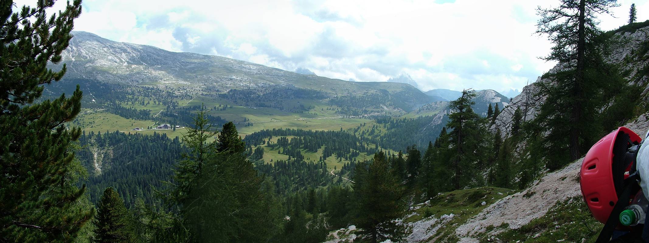 Wir sind ein St&uuml;ck den "Gumpalboden" [Campale] hinaufgestiegen und k&ouml;nnen von hier aus Hotel und Berggasthof noch einmal sehen.