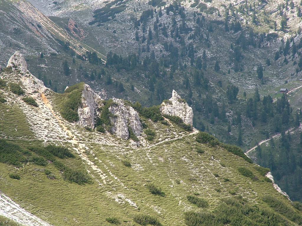 Laut Karte m&uuml;sste der schwere Teil an dieser Spitze beginnen. Die Spannung steigt. Folgt man dem Weg auf der anderen Seite mit den Augen, sieht man unser n&auml;chstes Ziel, die Rossalmh&uuml;tte [M ga Cavallo, 2142m].