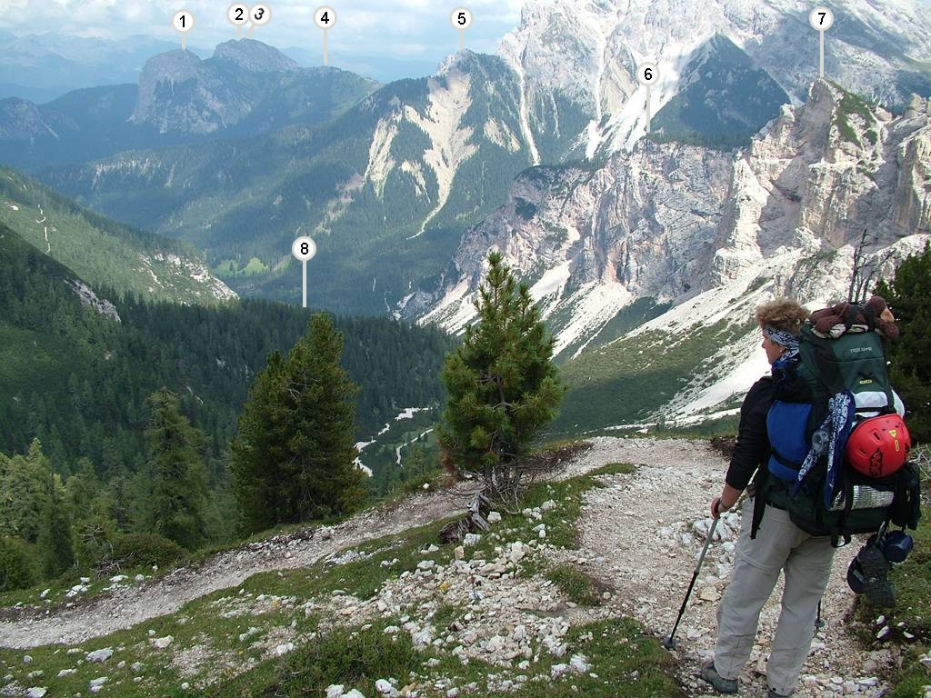Wir schauen in Richtung Norden ins Tal hinunter - zum "Kaserle". Folgende Berge sind zu sehen: (1) Lungkofel [2282m], (2) Sarlsattel [Forc. Serla], (3) Sarlkofel [M.Serla, 2378m], (4) Messnerköpfe [2199m], (5) Kirchler Schroppen [2280m], (6) Rauhe Gaisl [Croda Scabra, 2082m], (7) ohne Namen [2212m] und der Höhenzug (8) Kaserle.