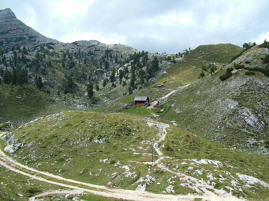 Die Rossalmhütte liegt vor uns. Der Berg links ist der Fosses Riedl [Forc. Cocodain, 2463m].