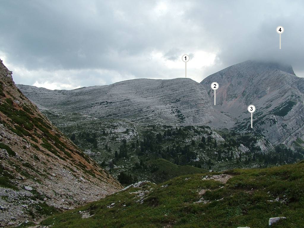 Der Seekofel rechts hüllt sich in Wolken. Folgendes ist zu sehen: (1) Ofenmauer [M. Muro, 2458m], (2) Ofen [Forno], (3) Abzweig des Dolomitenhöhenweges 1 [Alta Via Dolomti 1] in Richtung Pragser Wildsee und der (4) Seekofel [Croda del Beco, Sas dla Porta, 2810m].
