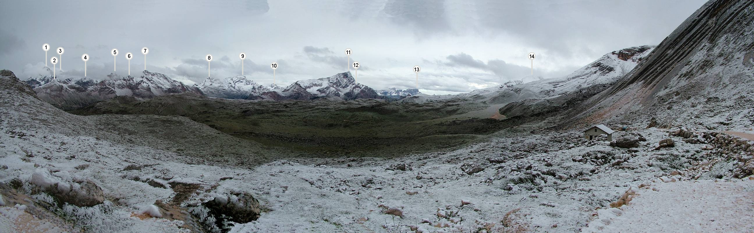 Ein wenig seltsam sieht das schon aus, mitten im Sommer soviel Schnee auf den Bergen rund um uns herum. Folgende Berge sind zu sehen: (1) Tofana di Dentro [Tofana de Inze, 3288m], (2) C. Lavinores [2462m], (3) Tofana de Rozes [3225m], (4) Croda de Antruiles [2405m], (5) M. Ciaval [2912m], (6) Camin [2610m],  (8) Sas dei Bec [2562m], (9) Piz d. Lavarela [3055m], (10) Piz Boe [3152m], (11) Neuner [Sasso delle Nove, Sas dales nu, 2968m], (12) M. Loeres [2527m], (13) Peitlerkofel [Putia, Sas de Putia, 2875m] und der (14) Munte Jela de Senes [2787m].