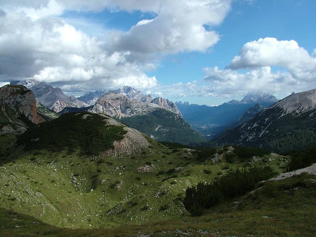 Hier ein wunderschöner Blick nach Cortina d' Ampezzo hinunter, die Stadt ist deutlich zu sehen.