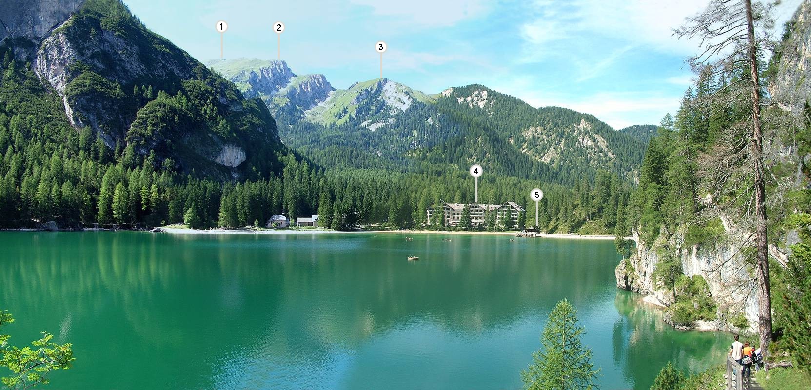 Der Blick über den See in Richtung Nordwest ist einfach grandios. Folgendes ist zu sehen: (1) Rochalpenkopf [Coi Alc, 2542m], (2) Kaserkopf [2414m], (3) Kuhwiesenkopf [2140m] sowie das (4) Hotel Pragser Wildsee [Hot. Lago di Braies] und der (5) Bootsverleih.