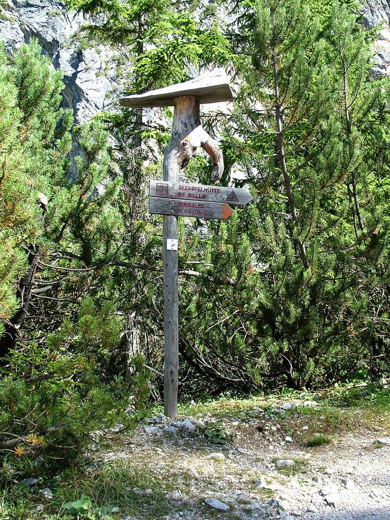 Wir haben ihn erreicht, hier zweigt der Dolomitenhöhenweg in Richtung Seekofelhütte ab. Jetzt wird's wieder sportlich.