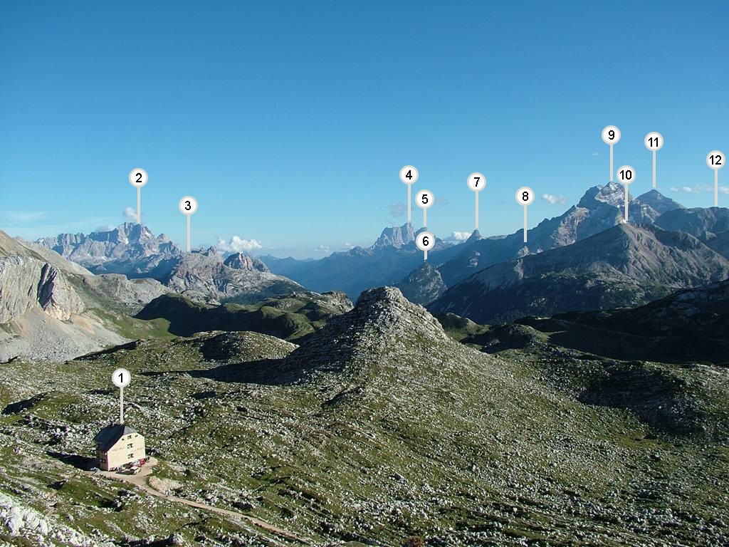 Da wir bisher selten so gute Sichtbedingungen hatten, nehme ich noch ein Bild in Richtung Seekofelhütte auf. Es sind folgende Berge zu erkennen: (1) Seekofelhütte [Rif. Biella alla Croda del Becco, 2327m], (2) Ponta del Sorapis [3205m], (3) Croda de R' Ancona [2366m], (4) Monte Pelmo [3168m], (5) Becco di Mezzodi [2603m], (6) Col Rosa [2166m], (7) Croda di Lago [2715m], (8) Taburlo [2261m], (9) Tofana di Dentro [Tofana de Inze, 3288m], (10) C. Lavinores [2462m], (11) Tofana de Rozes [3225m] und dann noch der (12) Croda del Valon Bianco [2687m].