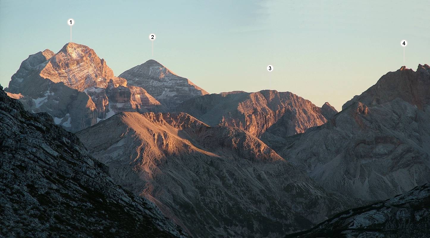 Auch die Tonfana und Valon Bianco erstrahlen in der Abendsonne. Die Berge: (1) Tofana di Dentro [Tofana de Inze, 3288m], (2) Tofana de Rozes [3225m], (3) Croda del Valon Bianco [2687m] und der (4) Camin [2610m].