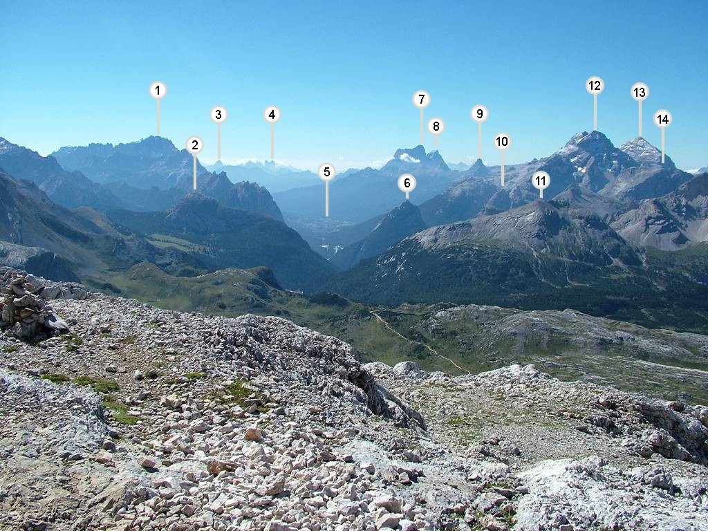 Der Ausblick ist einfach herrlich. Man sieht: (1) Ponta del Sorapis [3205m], (2) Croda de R' Ancona [2366m], (3) Croda Pomagagnon [2450m], (4) Bosco Nero, (5) Cortina d' Ampezzo, (6) Col Rosa [2166m], (7) Monte Pelmo [3168m], (8) Becco di Mezzodi [2603m], (9) Croda di Lago [2715m], (10) Taburlo [2261m], (11) C. Lavinores [2462m], (12) Tofana di Dentro [Tofana de Inze, 3288m], (13) Tofana de Rozes [3225m] und noch den (14) Croda del Valon Bianco [2687m].