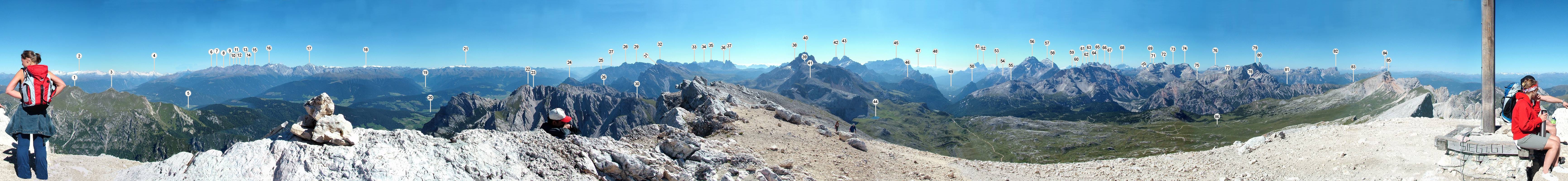 Das Gipfel-Panorama-Bild. Die Fernsicht ist sehr gut. Folgendes ist rund um den Seekofel zu sehen: (1) Maurerkopf [Monte Muro, 2567m], (2) Mesule [Cima Mesule, 2994m], (3) Rochalpenkopf [Col Alc, 2542m], (4) Grosser Löffler [Monte Lavello, 3376m], (5) Bruneck [Brunico], (6) Kleine Windschar [Piccola Cima del Vento, 2981m], (7) Grosse Windschar [Grande Cima del Vento, 3041m], (8) Grübscharte [Forc. della Fossa, 2802m], (9) Kleiner Rauchkofel [Piccola Cima Fumo, 3006m], (10) Grosser Rauchkofel [Grande Cima Fumo, 3043m], (11) Großer Fensterlekofel [Grande Cima Finestra, 3171m],  (12) Kleiner Fensterlekofel [Piccola Cima Finestra, 3140m], (13) Wasserkopf [3135m], (14) Morgenkofel [3073m], (15) Schwarze Wand [Croda Nera, 3105m], (16) Schneebiger Nock [Monte Neveso, 3358m], (17) Hochgall [Collalto, 3436m], (18) Grossvenediger [3666m], (19) Gsieser Tal [Val Casies], (20) Pustertal [Val di Pusteria], (21) Grossglockner [3798m], (22) Gametzalpenkopf [2594m], (23) Gamsscharte [Sella dei Camosci, 2513m], (24) Daumkofel [2259m], (25) Sarlkofel [M. Serla, 2378m], (26) Schwalbenkofel [M. Pelle Rondini, 2481m], (27) Haunold [Rocca dei Baranci, 2966m], (28) Birkenkofel [Croda dei Baranci, 2922m], (29) Hochebenkofel [C. Piatta Alta, 2905m], (30) Grosser Jaufen [Giavo Grande, 2480m], (31) Dürrenstein [Pico di Vallandro, 2839m], (32) Dreischusterspitze [Punta dei tre Scarperi, 3145m], (33) Elfer [Cima Undici, 3092m], (34) Hochbrunner Schneid [Monte Popera, 3046m], (35) Zwölferkofel [Croda dei Toni, 3095m], (36) Paternkofel [M. Paterno, 2744m], (37) Drei Zinnen - Grosse Zinne [Cima Grande, 2999m], (38) Hohe Schlechte Gaisl [Crodaccia Alta, 2976m], (39) Kleine Gaisl [Croda Rossa, 2859m], (40) Hohe Gaisl [Croda Rossa, 3146m], (41) Rote Wand [Remeda Rosses, 2605m], (42) Piz Popena [3152m], (43) M. Cristallino [3221m], (44) Lago Gran de Foses, (45) Ponta del Sorapis [3205m], (46) Croda de R' Ancona [2366m], (47) Croda Pomagagnon [2450m], (48) Bosco Nero, (49) Cortina d' Ampezzo, (50) Col Rosa [2166m], (51) Monte Pelmo [3168m], (52) Becco di Mezzodi [2603m], (53) Croda di Lago [2715m], (54) Taburlo [2261m], (55) C. Lavinores [2462m], (56) Tofana di Dentro [Tofana de Inze, 3288m], (57) Tofana de Rozes [3225m], (58) Croda del Valon Bianco [2687m], (59) Camin [2610m], (60) Col Bechei Dessora [2794m], (61) Torre Fanis [2922m], (62) M. Ciaval [2912m], (63) Lagazuoi [2950m], (64) Pizza de Medo [2989m], (65) Cima Scotoni [2874m], (66) Cime Ciampestrin Pizza Süd [2910m], (67) Cime Ciampestrin Pizza Nord [2834m], (68) Pale di S. Martino [2500m], (69) Marmolada [3343m], (70) Sas dei Bec [2562m], (71) Piz Taibun [2928m], (72) Piz dles Continurines [3064m], (73) Piz Parom [2953m], (74) Piz d. Lavarela [3055m], (75) Furcia dei Fers [2530m], (76) Piz Boe [3152m], (77) Piz de Sant Antone [2655m], (78) M. Loeres [2527m], (79) Neuner [Sasso delle Nove, Sas dales nu, 2968m], (80) Zehner [Sasso delle Dieci, Sas dales Diesc, 3026m], (81) S. Vigilio di Marebbe, (82) Peitlerkofel [Putia, Sas de Putia, 2875m], (83) Sas de Crosta [2396m], (84) Col. Costacia [2199m], (85) Munte Jela de Senes [2787m] und zuletzt die (86) Ucia Munt de Senes [2176m].