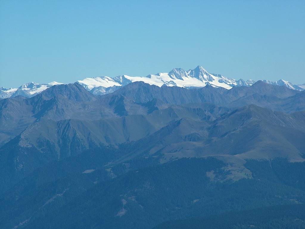 Immer noch in Richtung Norden, Zoom, was die Kamera hergibt, aber ich hab ihn drauf, den Großglockner [3798m], Österreichs höchsten Berg.