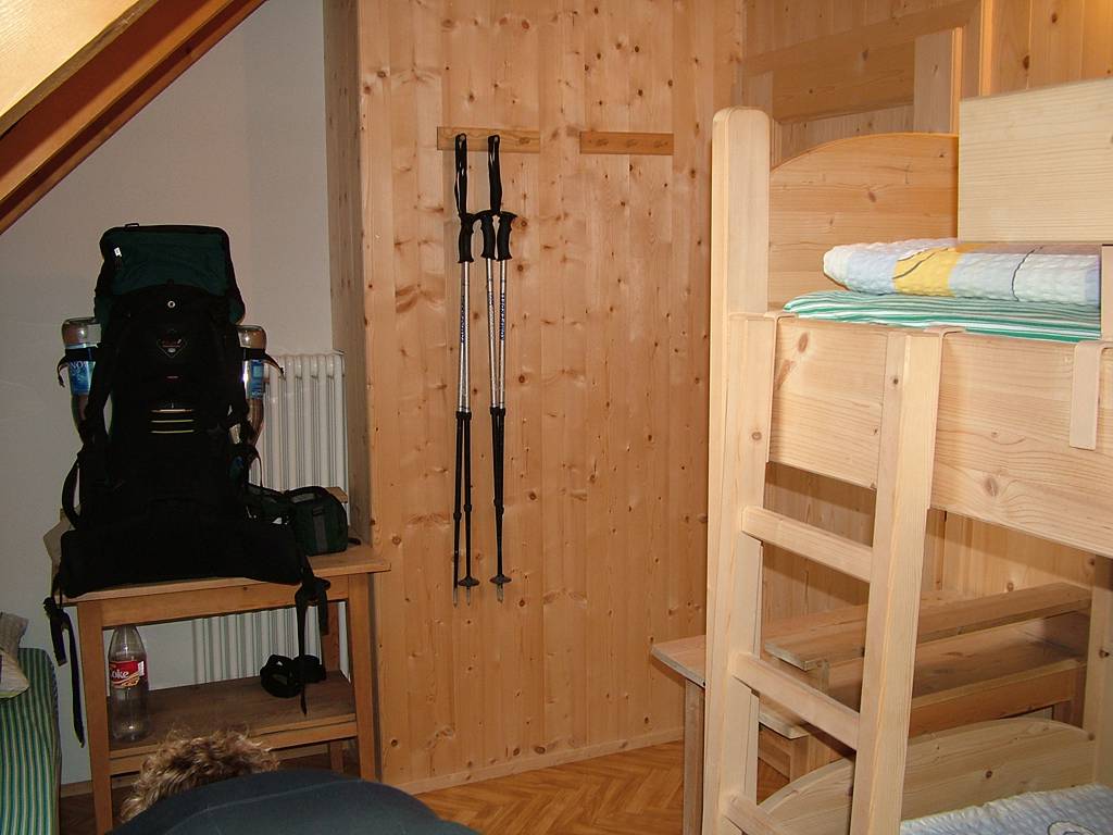 Auch dieses Zimmer zählt als Matratzenlager. Man hat Platz, alles ist neu und durch das Holz sehr warm.