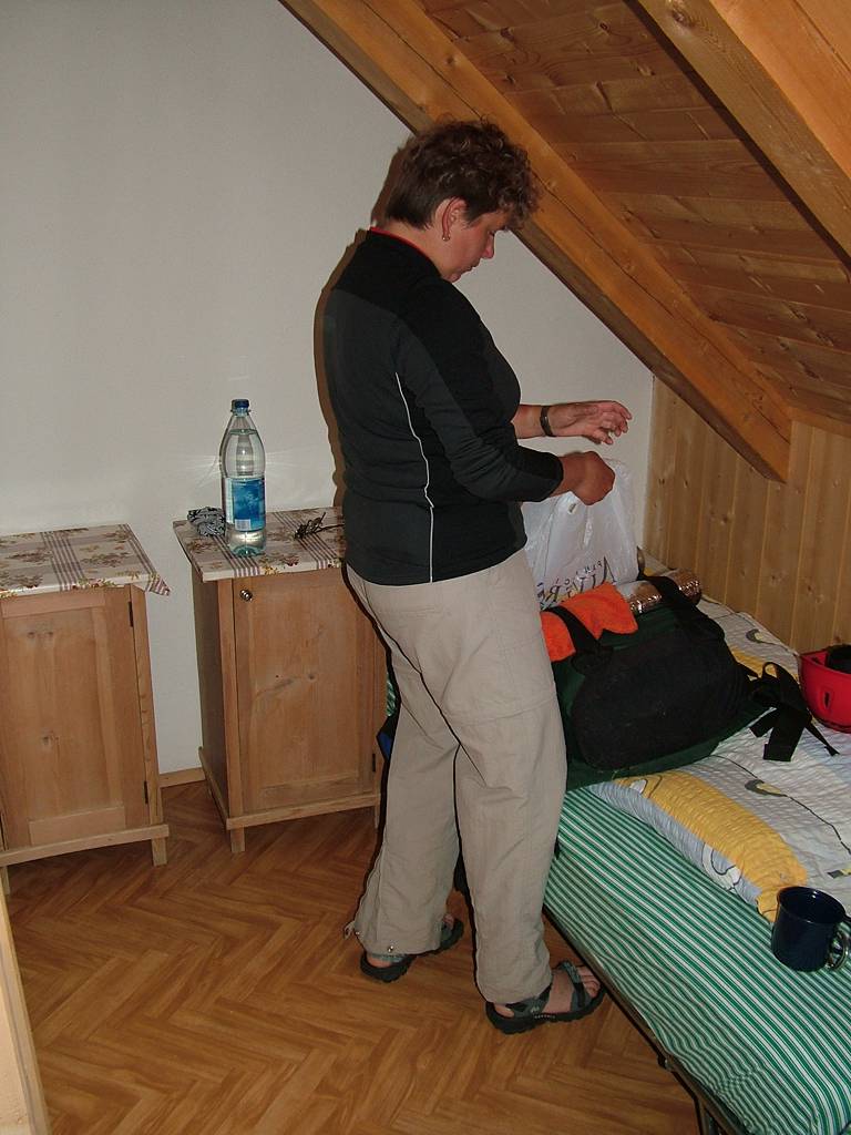 Evi beim Einpacken, wir ziehen heute weiter.