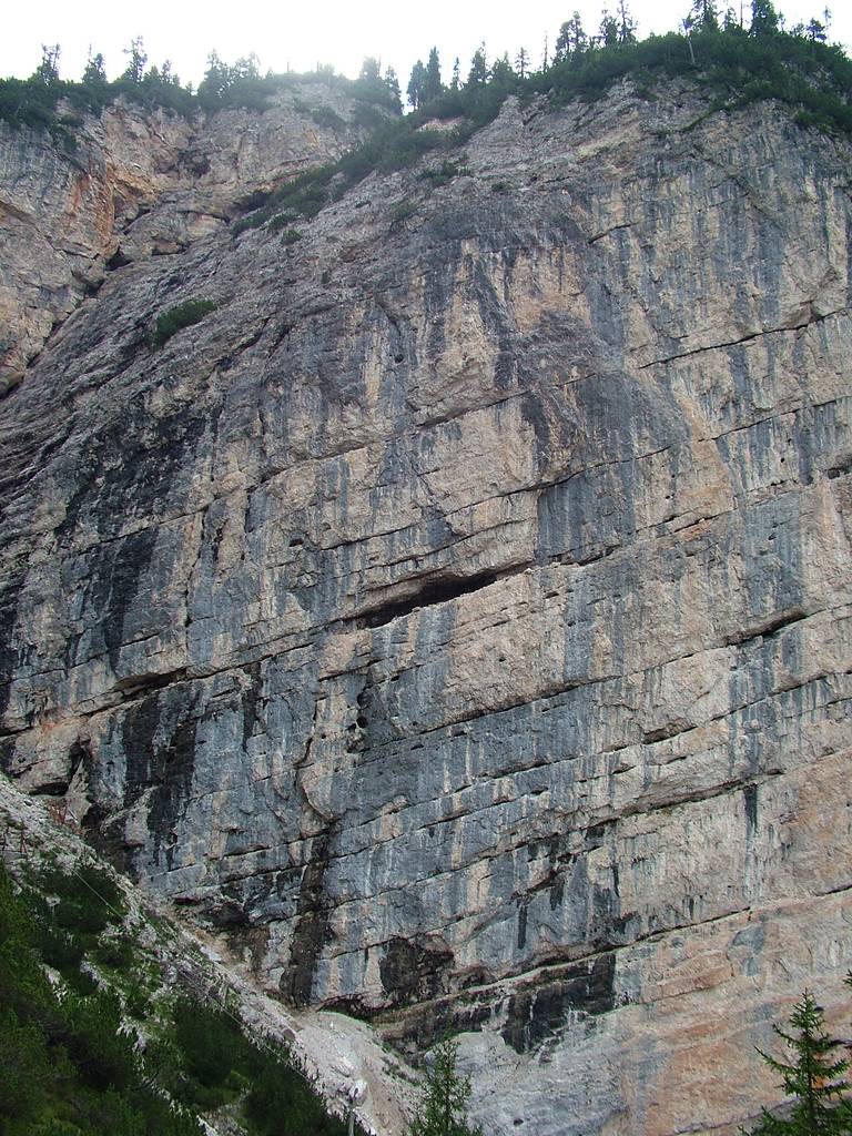 Diese Wand, an der die Straße entlangführt, gehört zum Massiv des Col de Rü [2076m].
