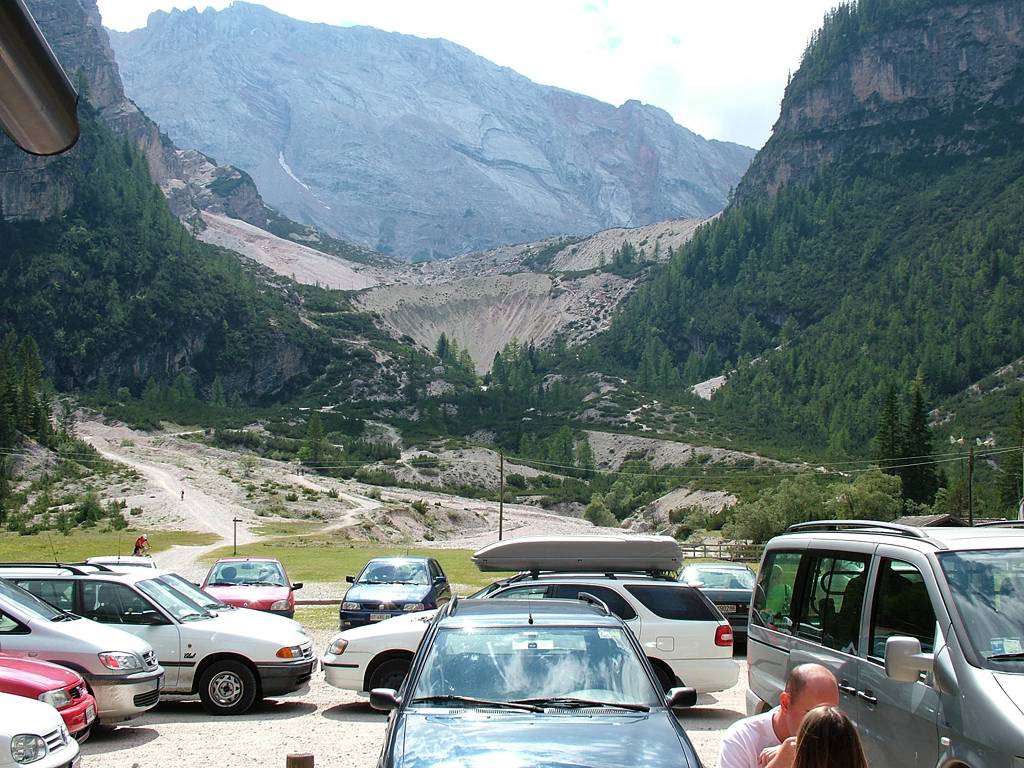 Blick von der Hütte in das Tal Valun de Fanes. Dort rechts an der Schütte vorbei wird uns der Dolomiten - Höhenweg 7 dann führen. Links die Straße zur Hochebene. Im Hintergrund der Col Bechei Dessora [2794m].