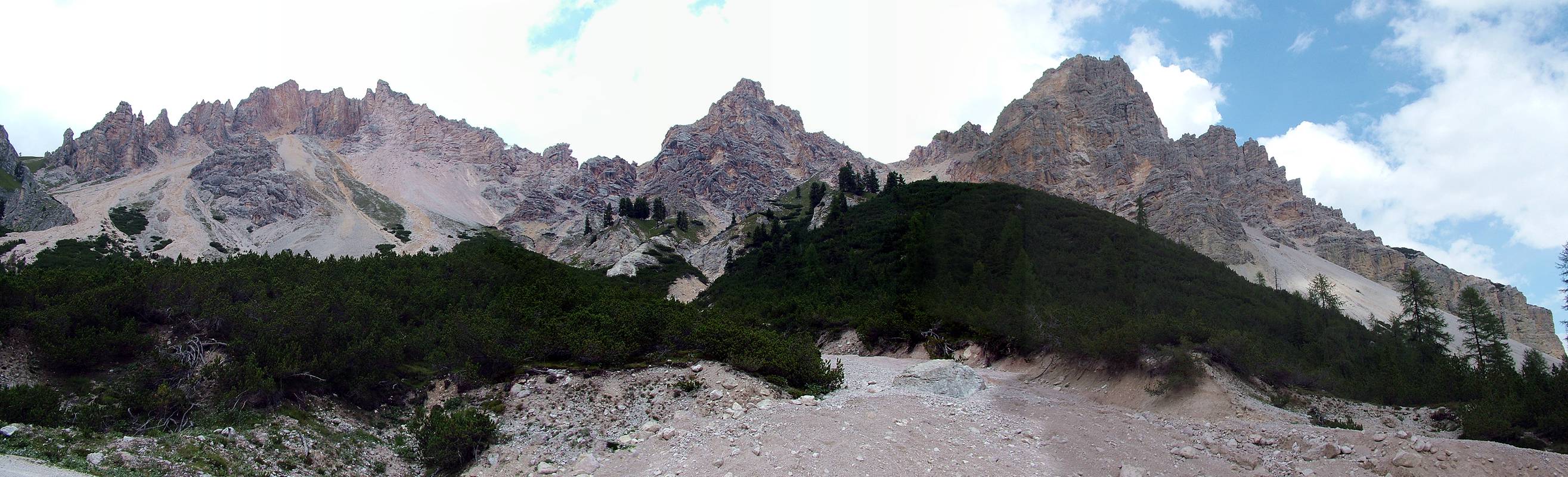 Ein Panoramabild von den Bergen gegenüber unserem Rastplatz [alle namenlos, v.l.n.r. 2450m, 2480m, 2404m).