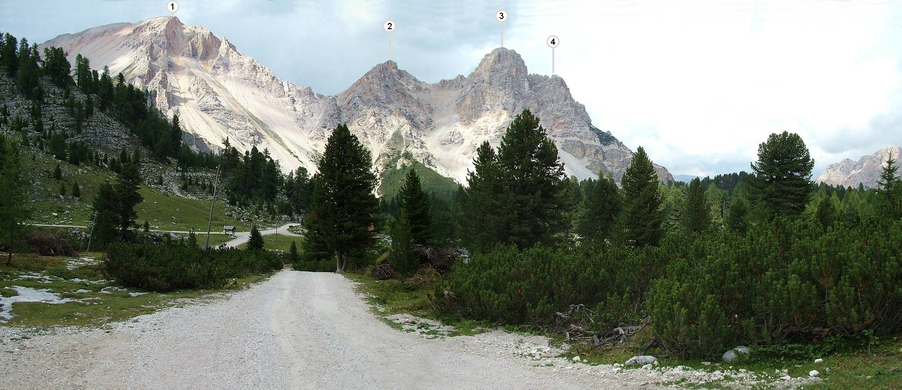 Der Blick zurück über das schöne Tal. Dort unten am Schild trennen sich die Wege zu Lavarello- und Fanes- Hütte. Die Berge sind: (1) Piz de Sant Antone [2655m], (2) namenlos [2450m], (3) namenlos [2480m] und noch eine (4) namenloser Berg [2404m].