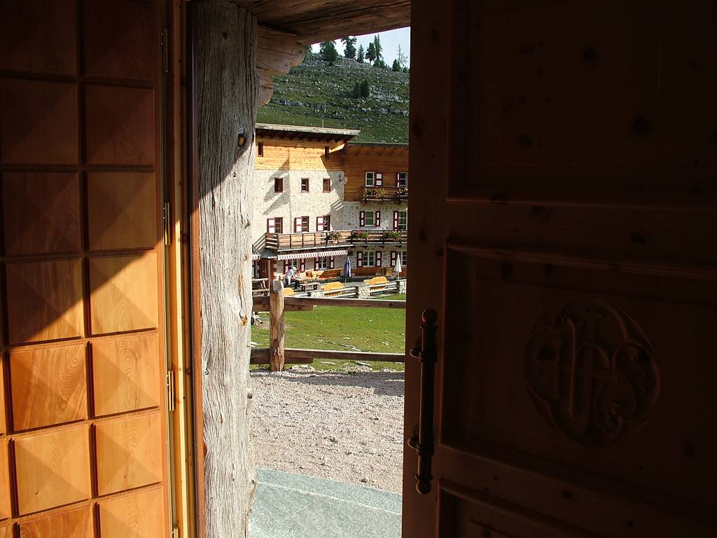 Blick durch die Kapellentür zur Lavarella - Hütte.