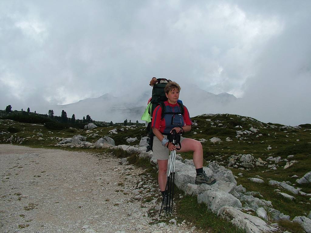 Die Sonne ist dickem Nebel und Wolken gewichen, aber es ist nicht kalt. Wir wandern mit voller Ausrüstung den Dolomiten-Höhenweg 10-11 [Alta Via Dolomiti] entlang.