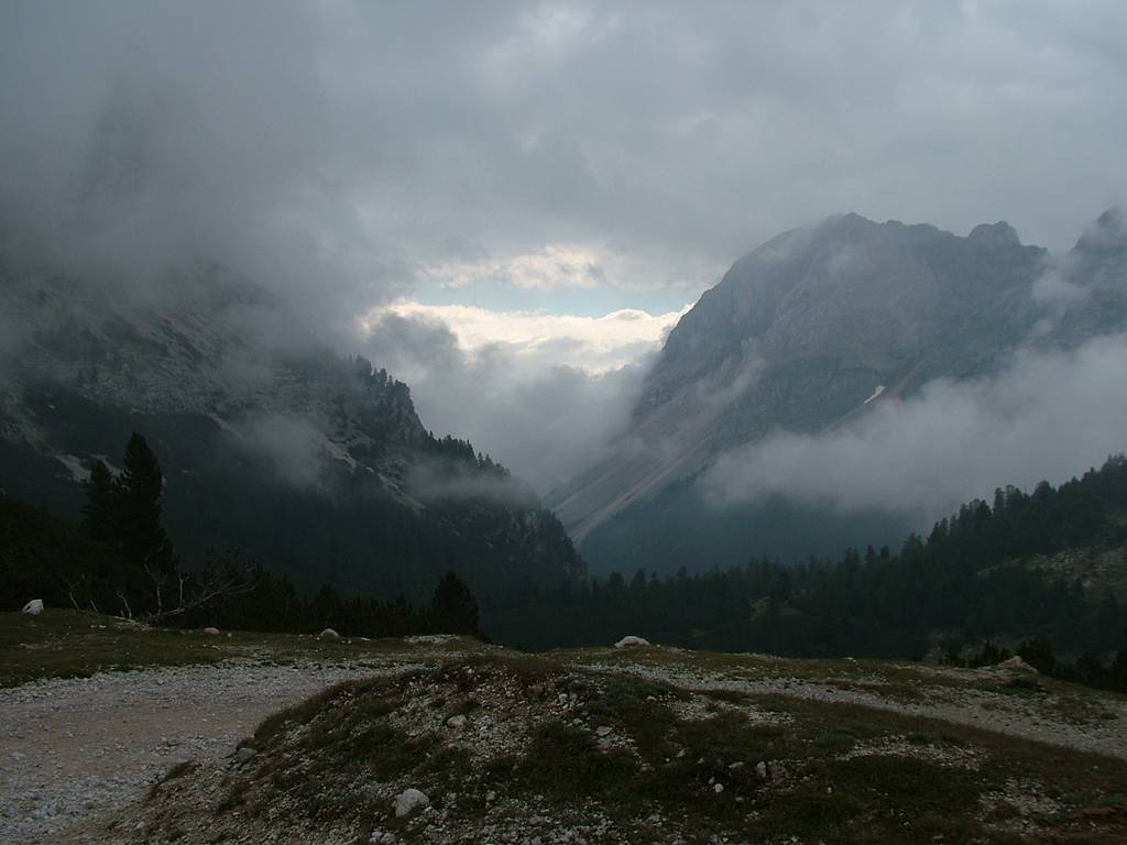 Die dicken Wolken haben fast schon etwas Gespenstiges. Der Berg vor uns ist der Croda del Valon Bianco [2687m].