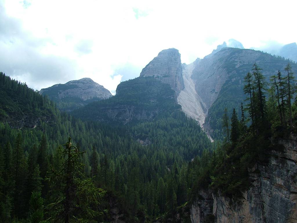 Das Tal und die Berge hinter dem Wasserfall.