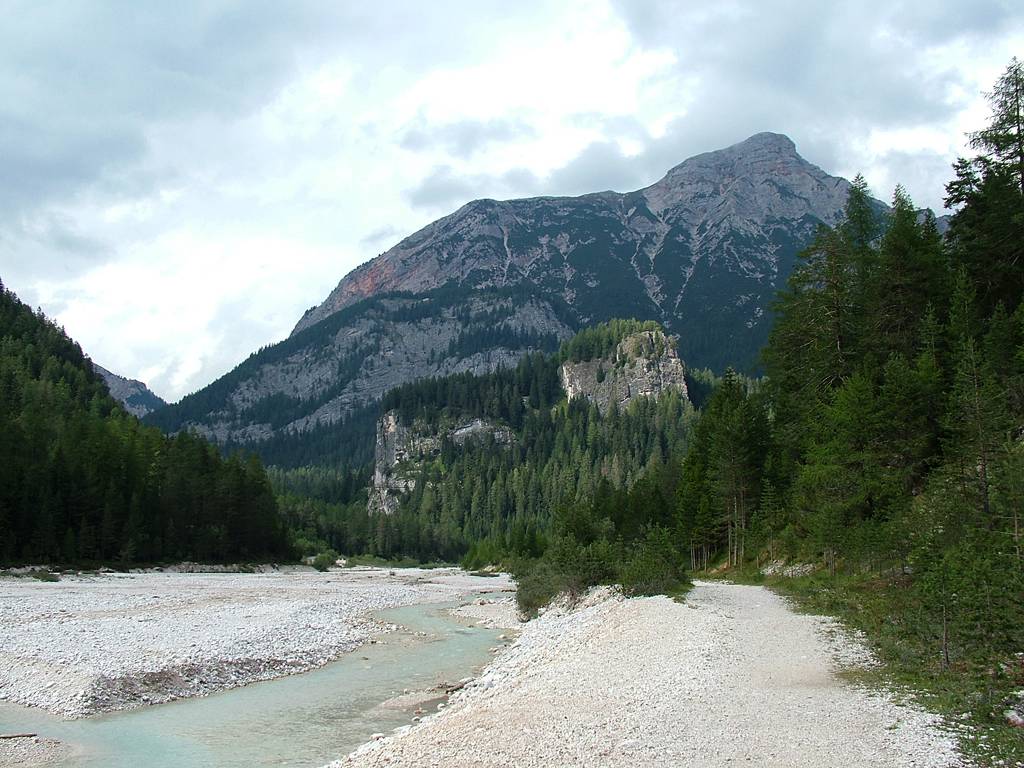 Blick auf das Tal und die Burg Rud. Cast. Podestagno, dahinter der Croda de Rancona [2366m].