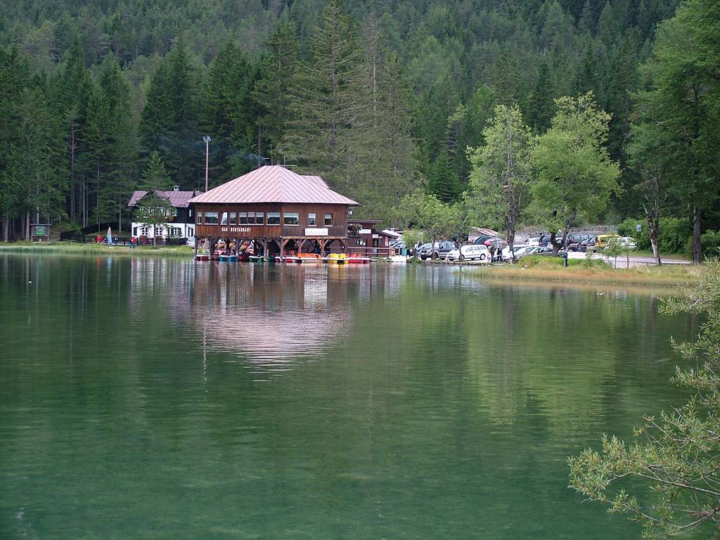 Das Seerestaurant mit Bootsverleih am gegenüberliegenden Ufer.