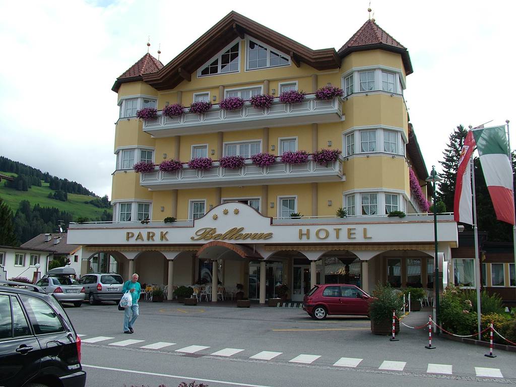 Der hohe Stellenwert des Tourismus in Toblach ist offensichtlich, hier das Hotel Bellevue.