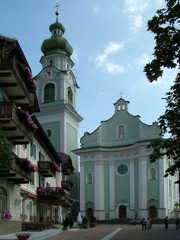 Einen Kirchturm ohne Verbindung zur Kirche haben wir in Südtirol schon mehrfach gesehen.