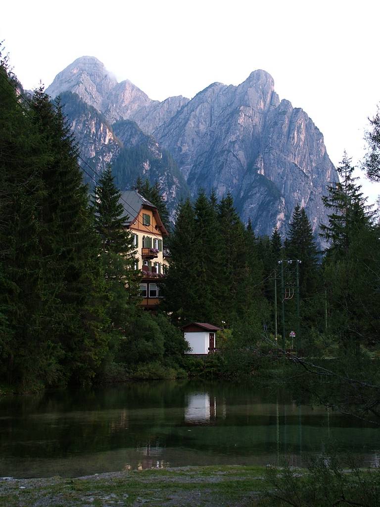 Der Blick zum Hotel am See [Hotel al Lago].