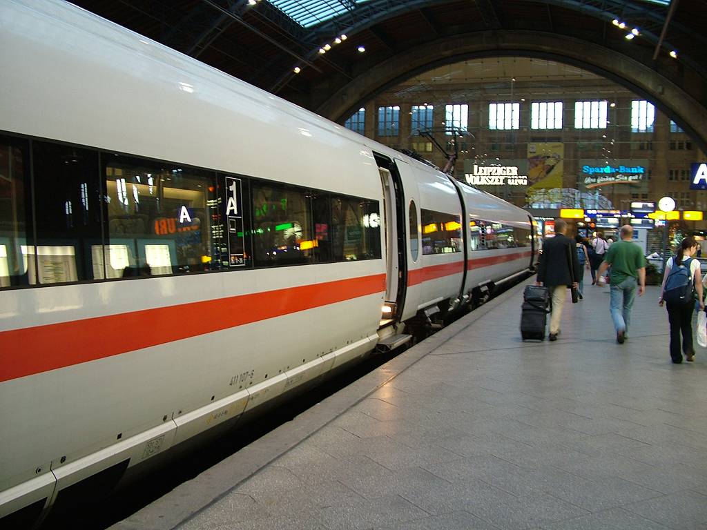 Er hat uns wieder, der Leipziger Hauptbahnhof. Reisen im Zug ist zwar teuer, aber wie sagte man früher - "kommod".