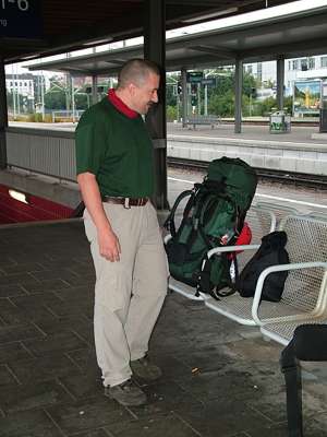Im Nachtzug gab es Fr&uuml;hst&uuml;ck. In dem kleinen schwarzen Tagesrucksack haben wir unsere Reiseverpflegung.