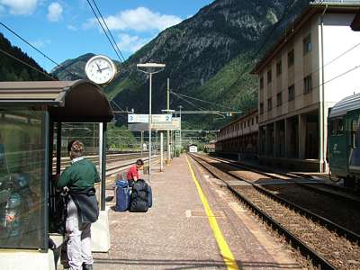 Wir sind in Franzensfeste/Fortezza. Rechts steht unser n&auml;chster Zug, aber das wissen wir nicht und erwarten ihn auf Gleis zwei.